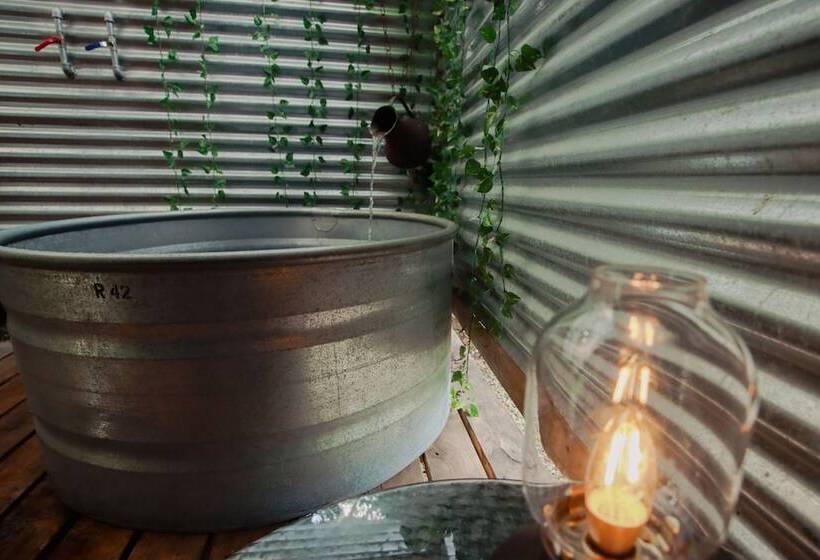 استودیوی لوکس, Hacienda Tres Casitas