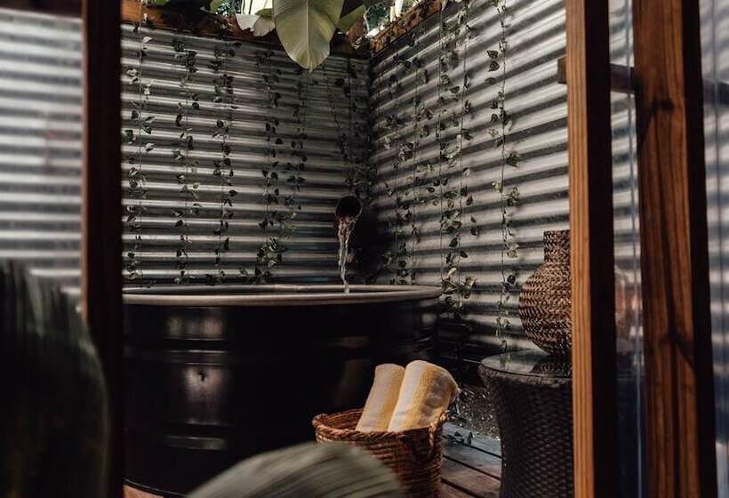 استودیوی لوکس, Hacienda Tres Casitas