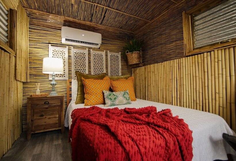 استودیوی لوکس, Hacienda Tres Casitas