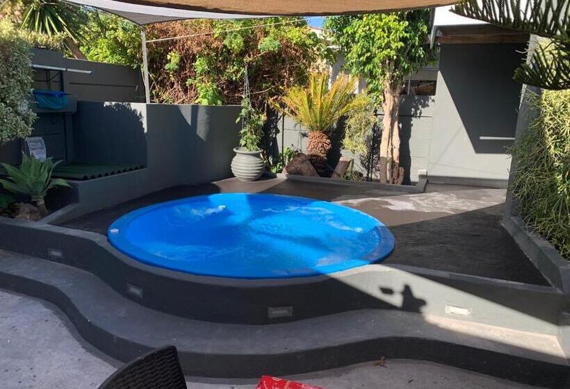 استودیوی استاندارد, Mitchell S Guesthouse