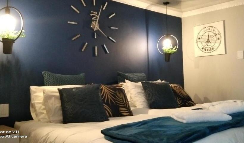 استودیوی استاندارد, Mitchell S Guesthouse