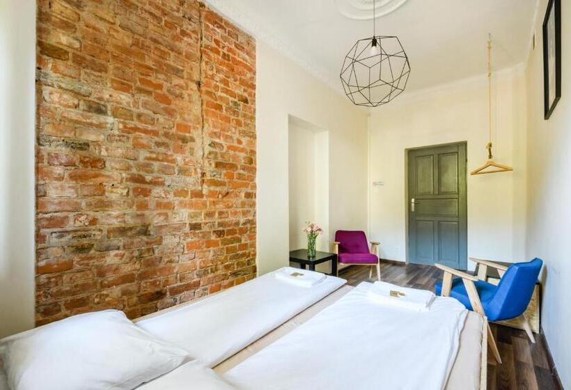 اتاق استاندارد با سرویس بهداشتی مشترک, Lull Hostel