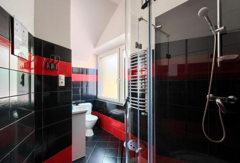 غرفة عائلية, Lull Hostel