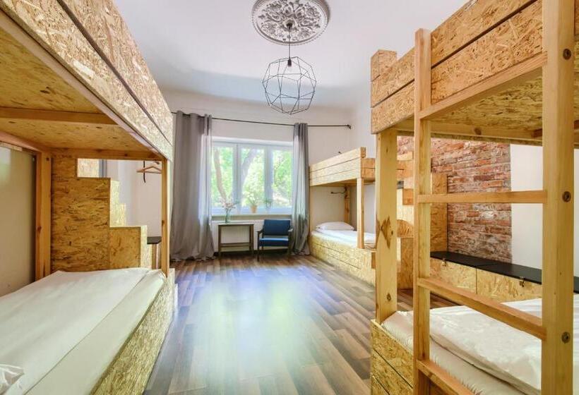 غرفة عائلية, Lull Hostel