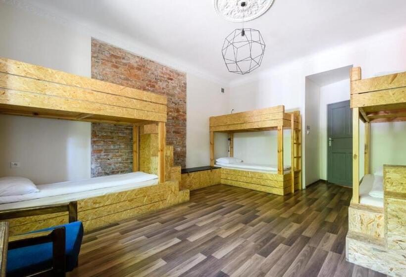 غرفة عائلية, Lull Hostel