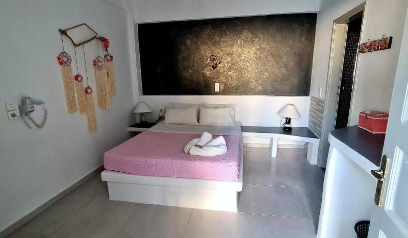 Standardzimmer mit Poolblick, Villa Anto