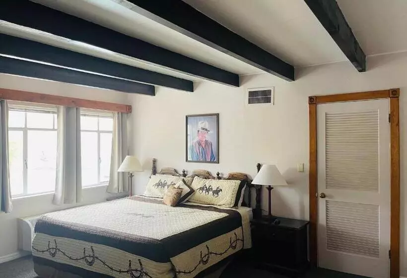 Deluxe Suite King Bed, Apache Motel