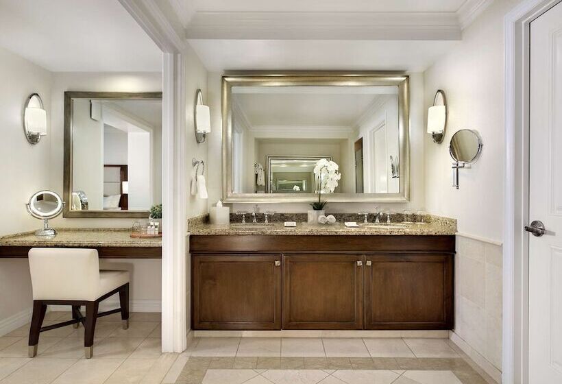 جناح, Balboa Bay Resort