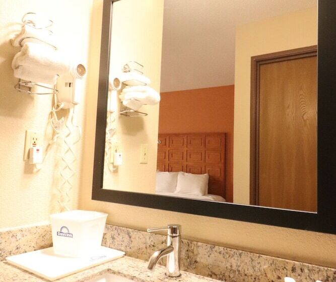 غرفة ديلوكس, Days Inn By Wyndham Black River Falls   Access To Atv Trail