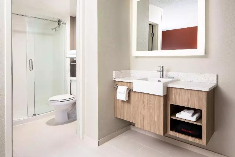 キングサイズベッドのスイートルーム, Springhill Suites By Marriott Dallas Downtown / West End