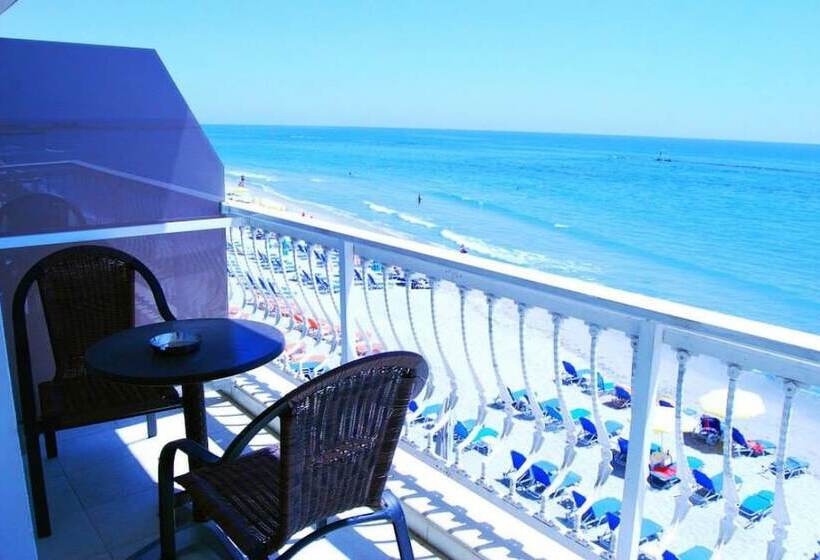 غرفة قياسية مطلّة علي البحر, Akteon Girni