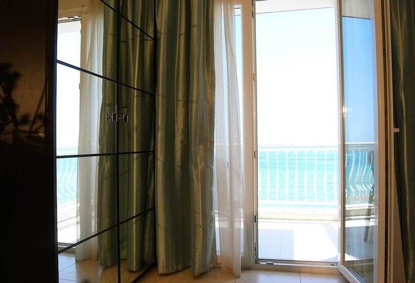 غرفة قياسية فردية, Akteon Girni