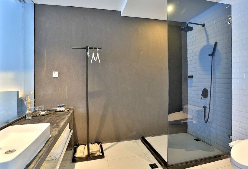 חדר משפחתי, Wuzhen Tsubaki