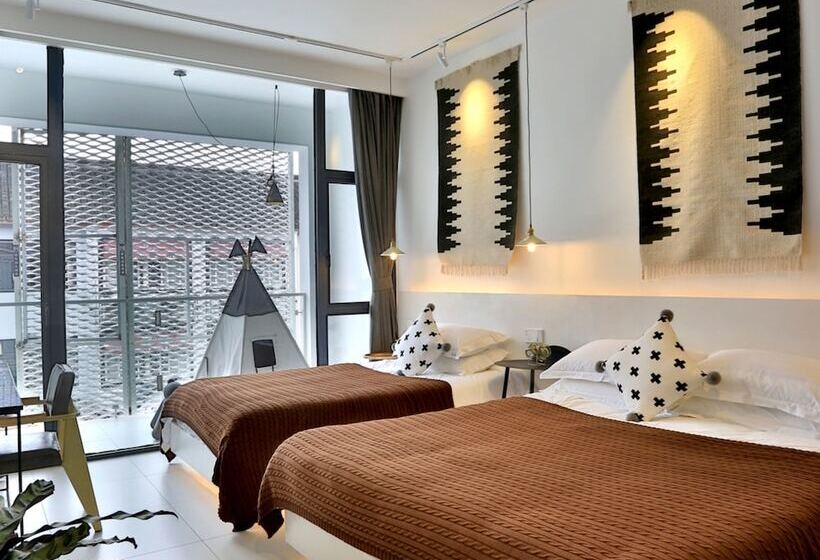 חדר משפחתי, Wuzhen Tsubaki