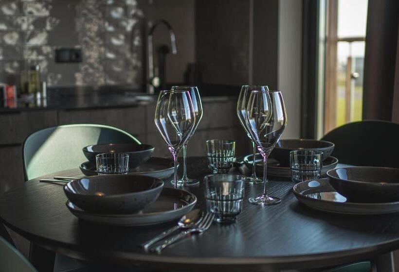 استودیوی لوکس, Black Beach Suites