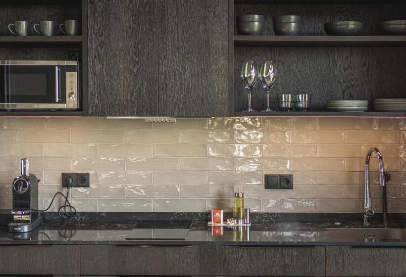 استودیوی لوکس, Black Beach Suites