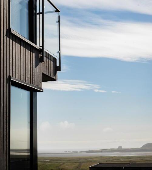 استودیوی لوکس, Black Beach Suites