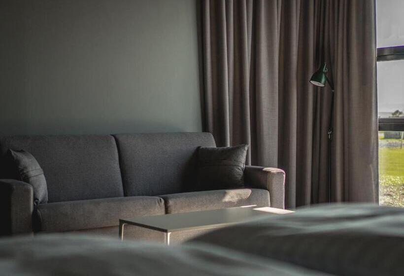 استودیوی لوکس, Black Beach Suites