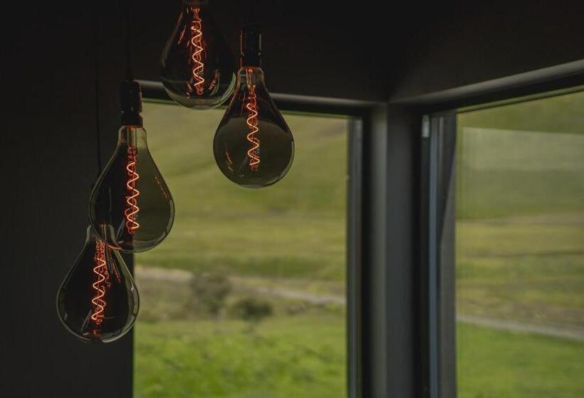 استودیوی لوکس, Black Beach Suites