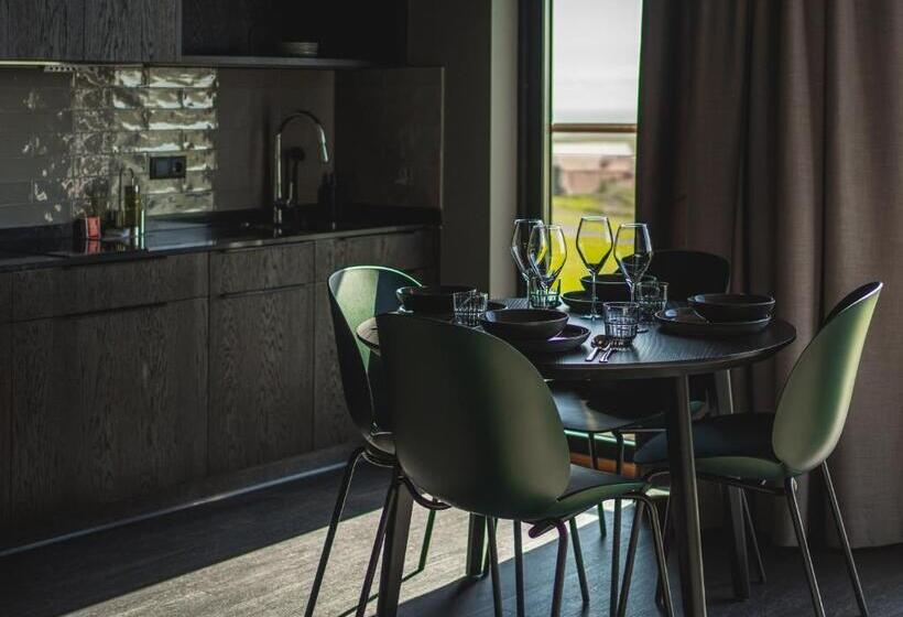 استودیوی لوکس, Black Beach Suites