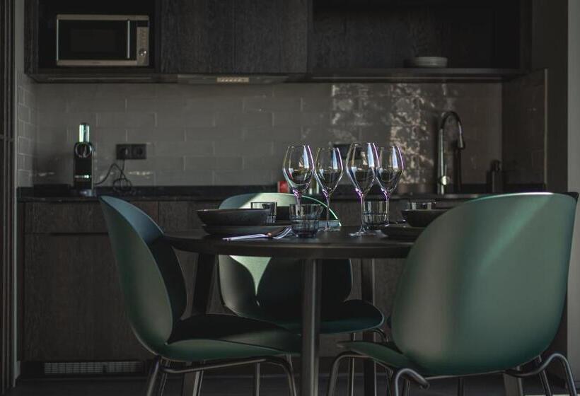 استودیوی لوکس, Black Beach Suites