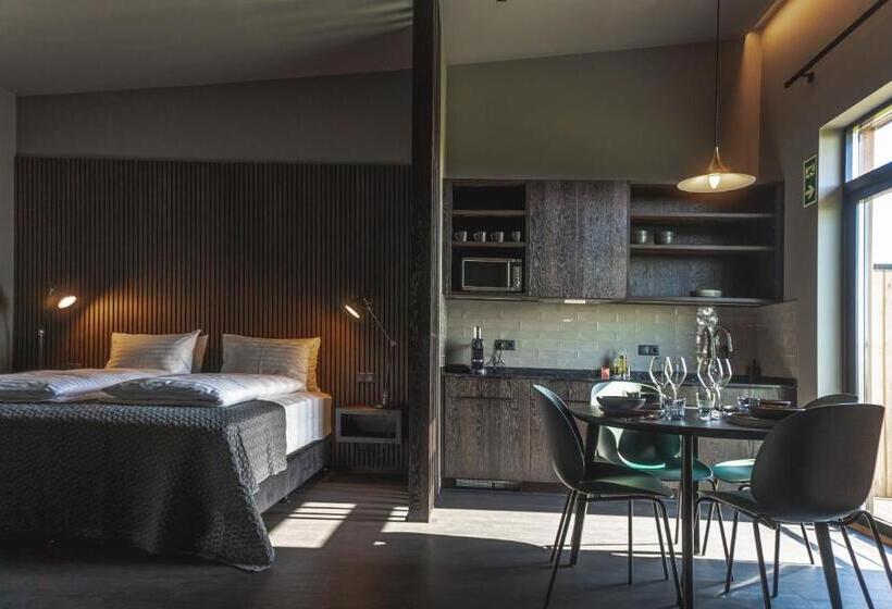 استودیوی لوکس, Black Beach Suites