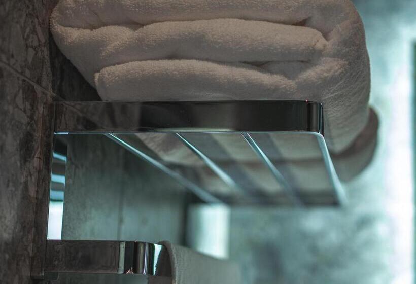 استودیوی لوکس, Black Beach Suites