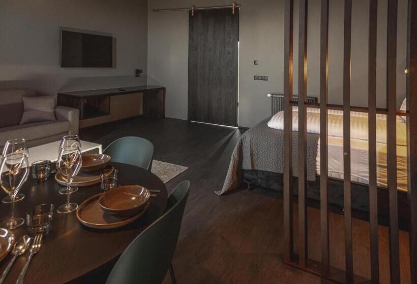 استودیوی لوکس, Black Beach Suites