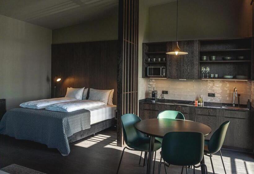 استودیوی لوکس, Black Beach Suites