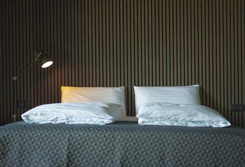 استودیوی لوکس, Black Beach Suites