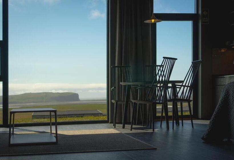 استودیوی لوکس, Black Beach Suites