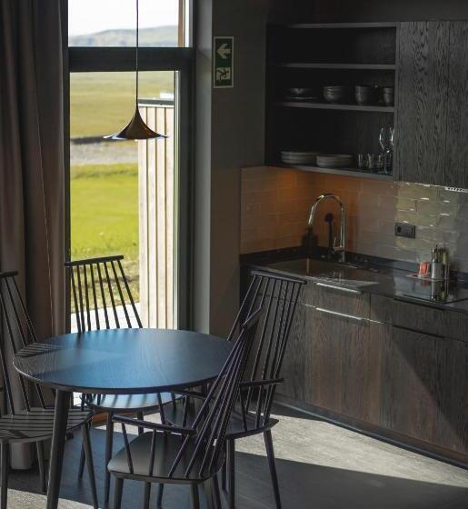 استودیوی لوکس, Black Beach Suites