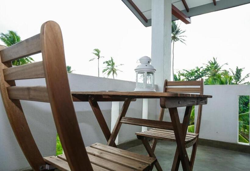 اتاق لوکس با بالکن, Athithi Villa