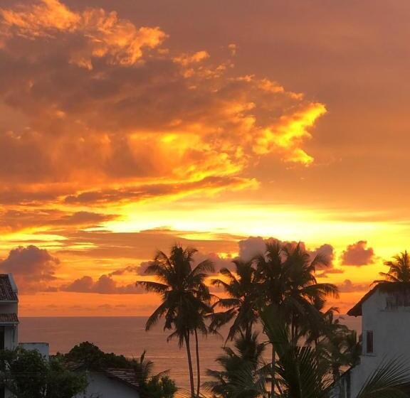 اتاق لوکس با بالکن و چشم‌انداز دریا, Athithi Villa