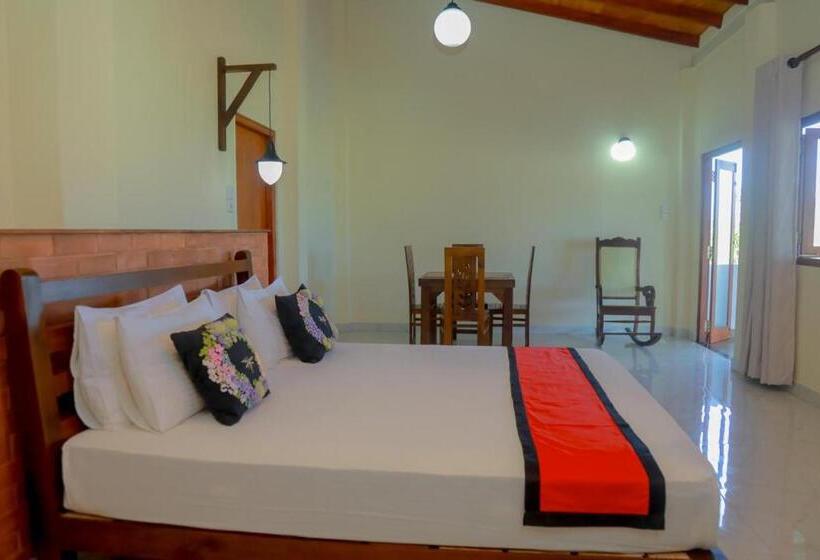 اتاق لوکس با بالکن و چشم‌انداز دریا, Athithi Villa