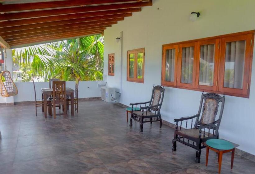 اتاق لوکس با بالکن و چشم‌انداز دریا, Athithi Villa