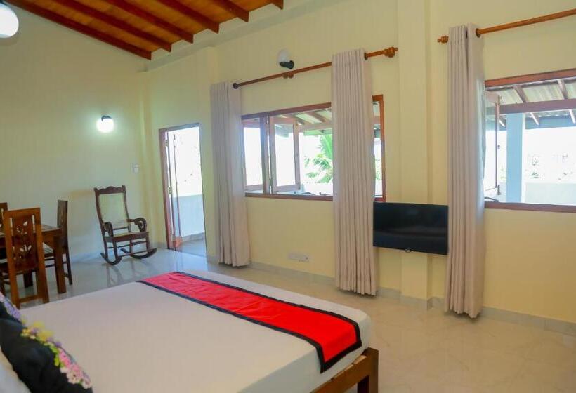 اتاق لوکس با بالکن و چشم‌انداز دریا, Athithi Villa