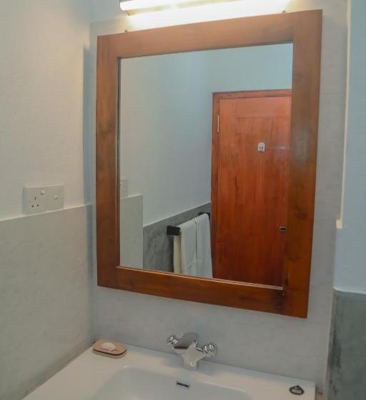 اتاق لوکس با بالکن و چشم‌انداز دریا, Athithi Villa