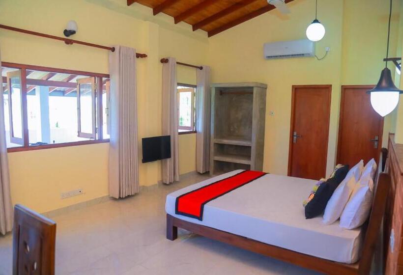 اتاق لوکس با بالکن و چشم‌انداز دریا, Athithi Villa