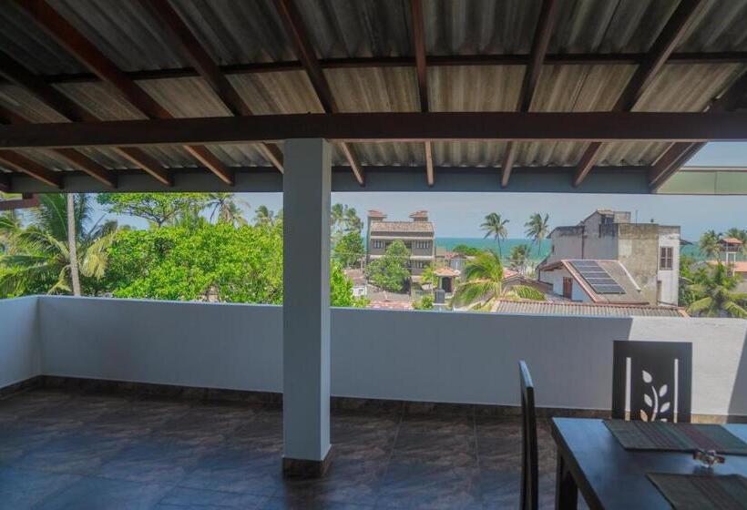 اتاق لوکس با بالکن و چشم‌انداز دریا, Athithi Villa