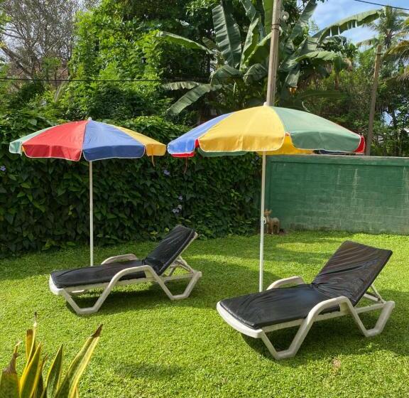 اتاق لوکس با بالکن و چشم‌انداز دریا, Athithi Villa