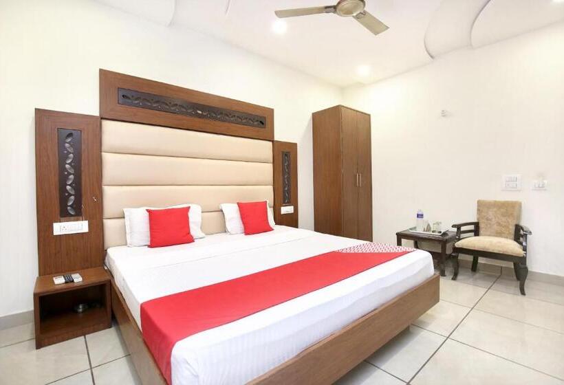 Classic Kolmen Hengen Huone, Atlante By Oyo Rooms