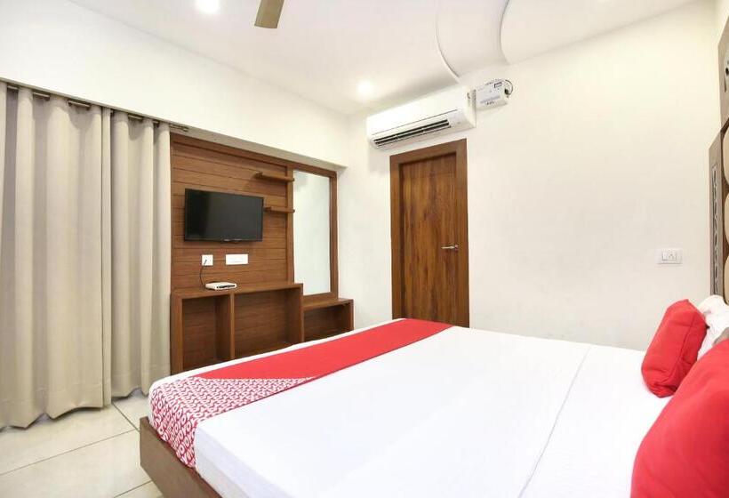 Classic Kolmen Hengen Huone, Atlante By Oyo Rooms