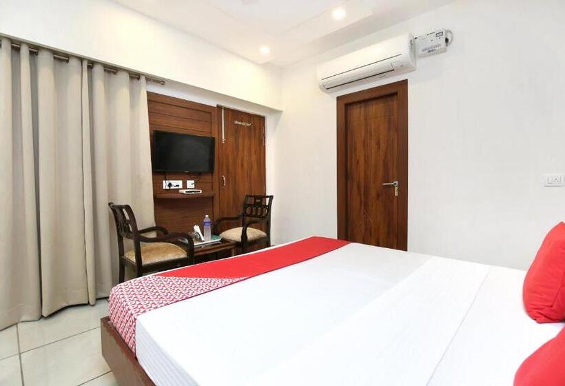 Classic Kolmen Hengen Huone, Atlante By Oyo Rooms