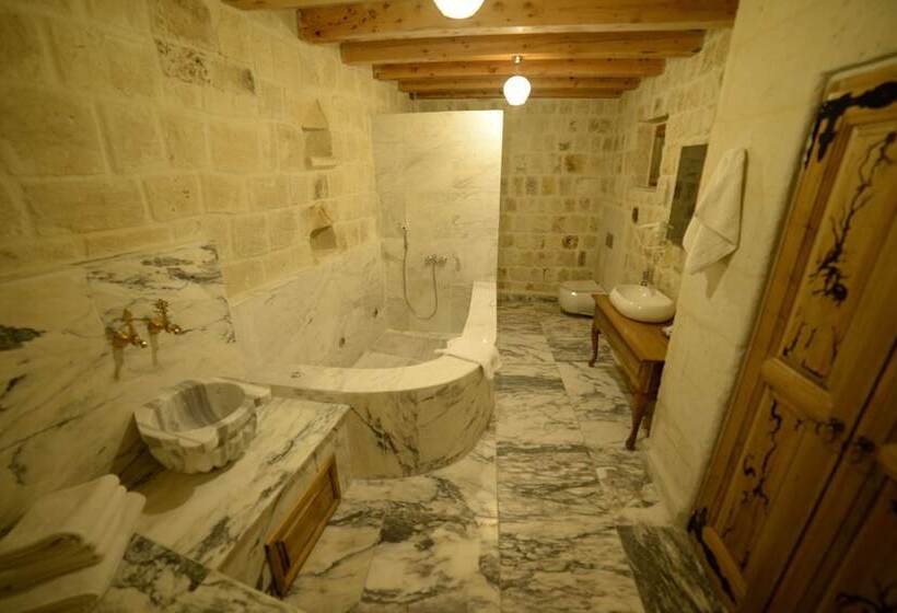 اتاق لوکس, Crassus Cave