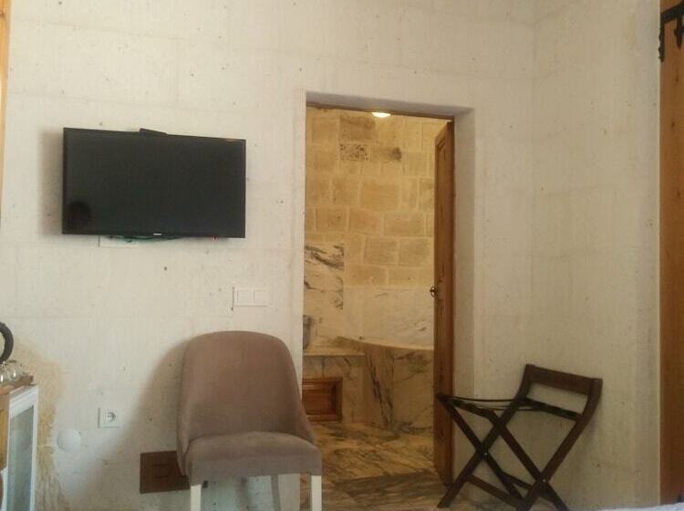 اتاق لوکس, Crassus Cave