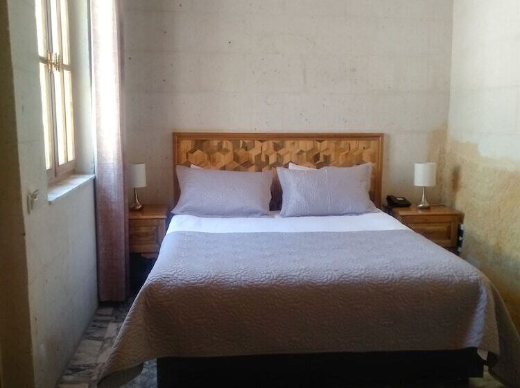 اتاق لوکس, Crassus Cave