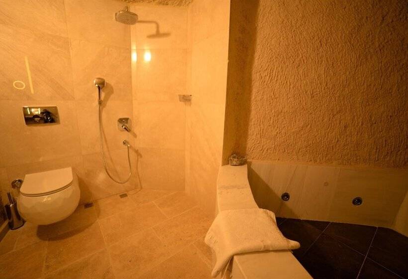 اتاق لوکس, Crassus Cave