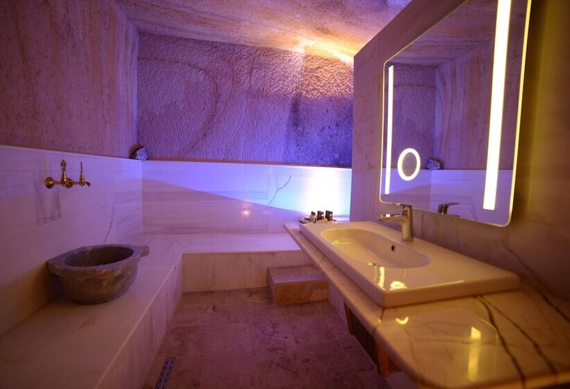 سوییت, Crassus Cave