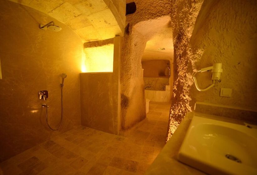 اتاق پرمیوم, Crassus Cave